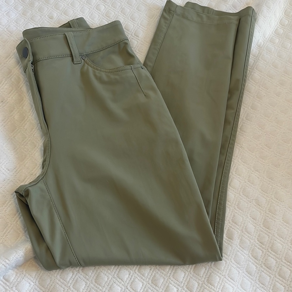 Lululemon athletica City Sleek pant size 2 light green! EUC